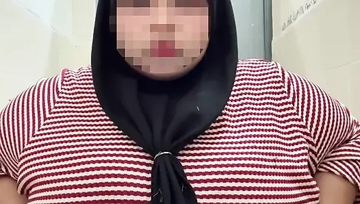 Возбужденная Индонезия в хиджабе