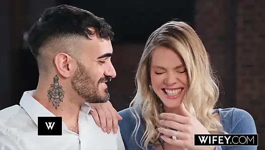 Wifey, kleines hotwife sammm von nebenan hält ehemanns hand, während sie monster-bbc verschlingt