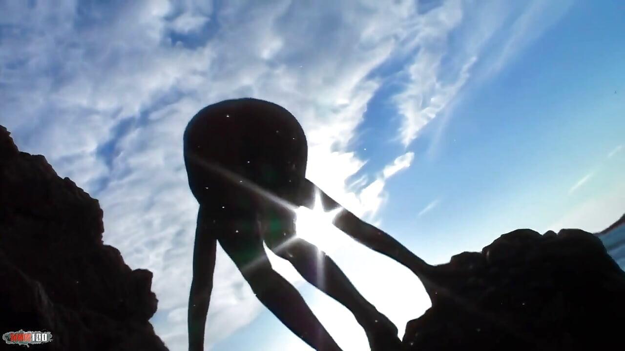 Lady-Margaux : la jolie petite Margaux fait un strip-tease torride au bord de la mer