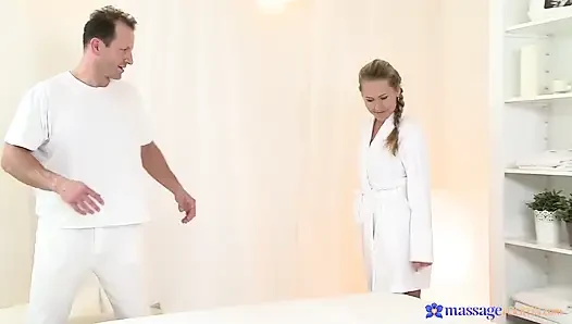 Massageräume - die blonde Zuzana Z macht den schwanz der masseuse hart zur berührung