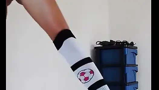 Kencing sejauh ini dan kentut dengan kaus kaki lutut