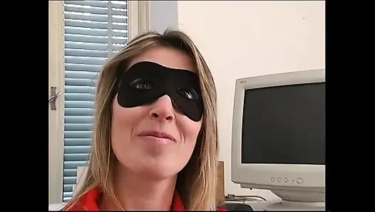 Seksi azgın maskeli evli kadınlar mastürbasyon yapıyor ve büyük yarak alıyor