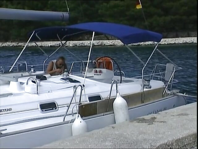 Une blonde à forte poitrine se fait baiser et éjaculer dans la bouche sur le bateau