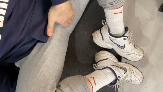 Schmutzige weiße Puma-Socken, Nike Sneakers