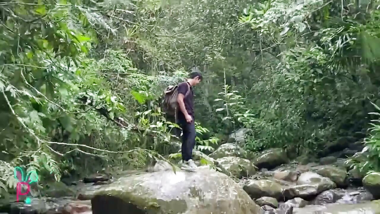 Latino maszturbál egy vízesésben, és megtelik tejjel
