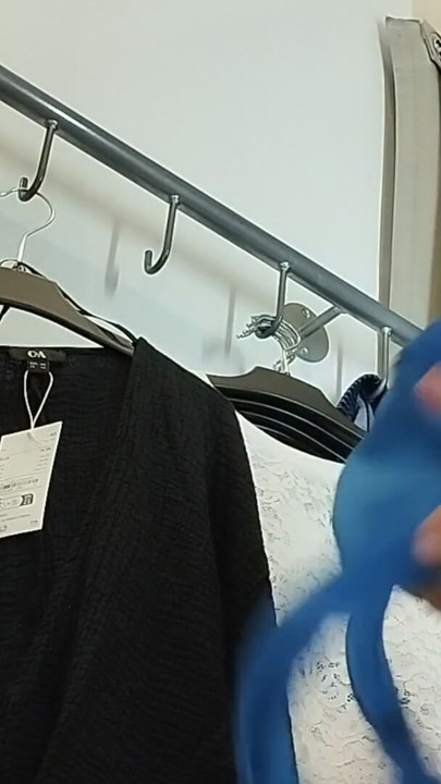 seksowna kobieta przymierza ubrania nago w przymierzalni. | Klip 1
