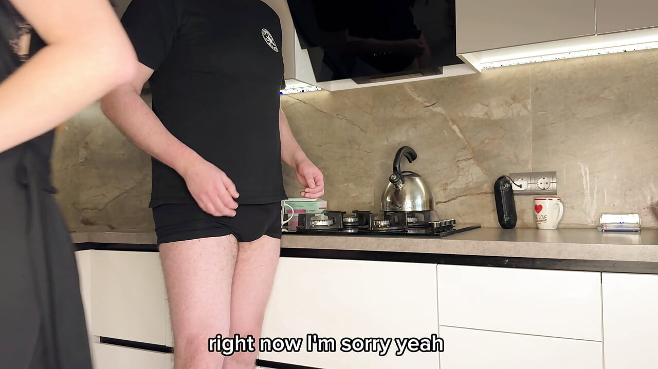 زوجة الأب تنيك ابن زوجها وتتحدث إلى زوجها على الهاتف - هواة روسي مع محادثات وترجمة باللغة الإنجليزية