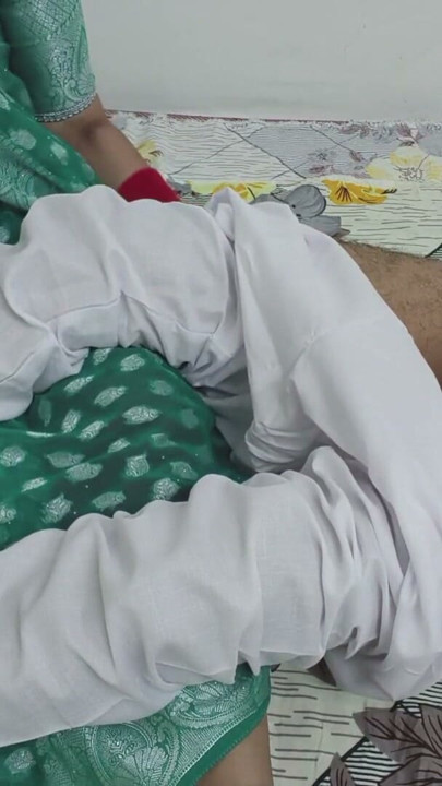 Sasur ve bahu ke najayas sambandh seks videosu kayınpeder gelini tarafından odada tek başına yağ masajı için sikiliyor | Klip 1