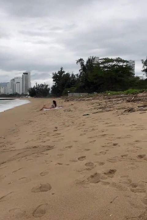 Kochanie czy mogę spust na twoich piersiach? - Kutas miga na plaży