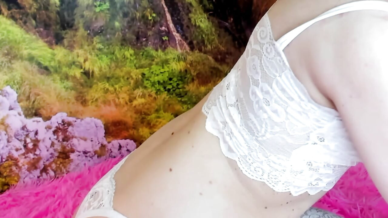 Dia menolak tali putihnya dan memasukkan jarinya ke dalamnya