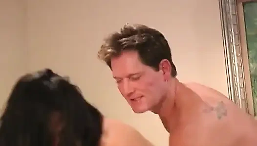 Tante semok rambut cokelat dientot habis-habisan di ranjang