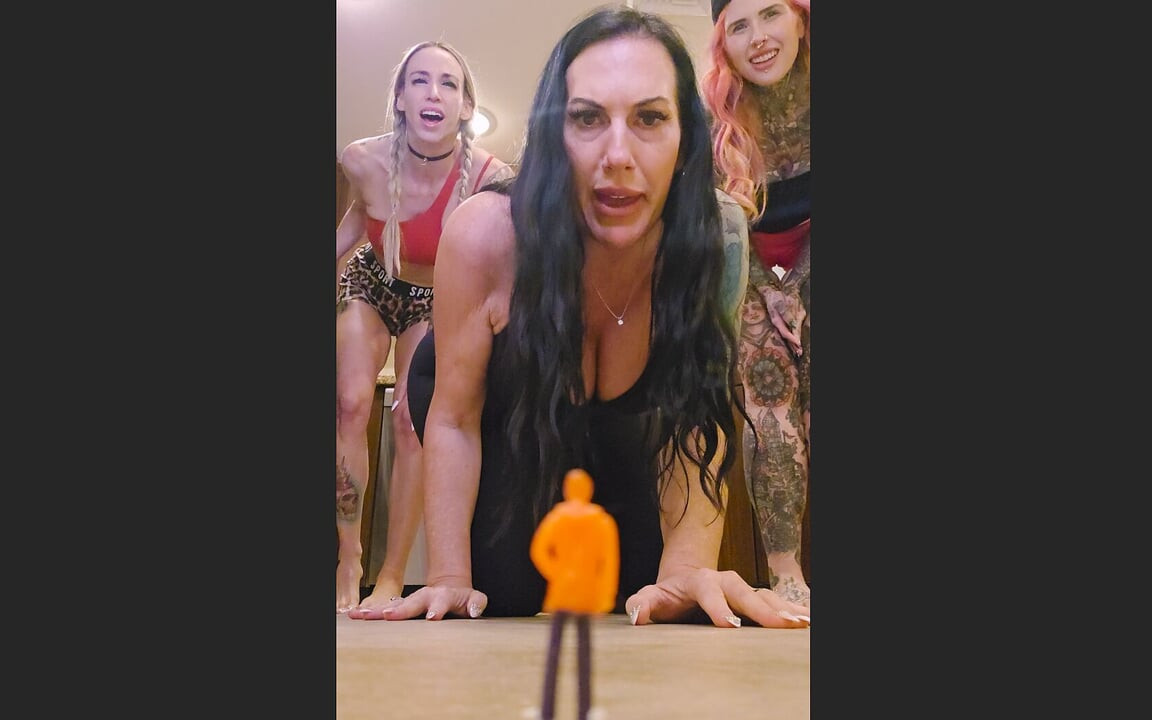 Tiny Man vill bli krossad av tre jättar: Mars Solo, Fallon Jane, Inked2plz