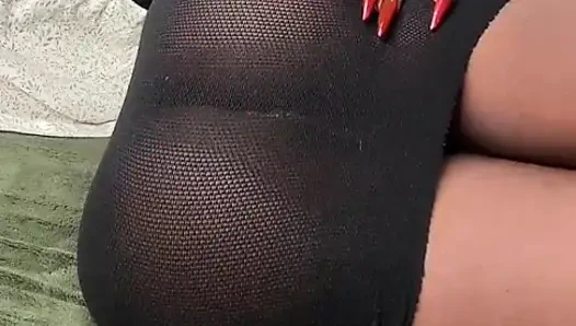 Эротично пердит задницей