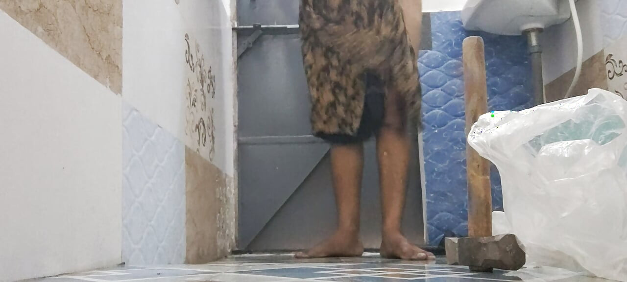 Lamha tarah Se pasand hai isliye gaon mein ghusa deta hai