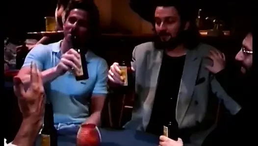 Barda yalnız olan kızlar azgın adamlar tarafından sikiliyor