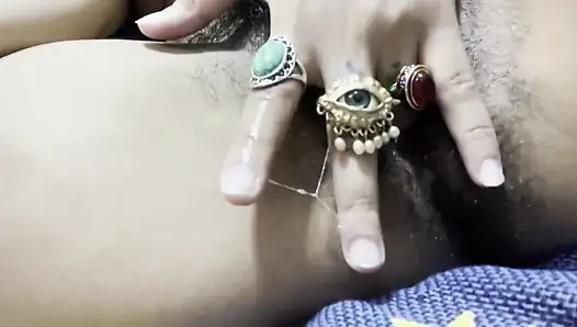 [yakın çekim] Latin Arap tanrıça orgazm olmak için kendi kıllı amını parmaklıyor