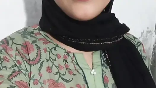 Schönes hijabi-mädchen, das heiße große möpse zeigt
