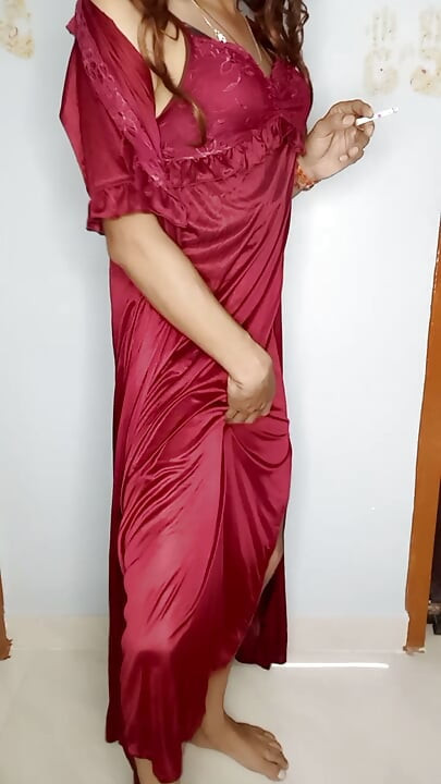 Meri mummy ne kal raat me isi satin nighty ko pahan ke apni chut ki ras chatai