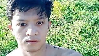 Ragazzo teenager asiatico caldo sborra sulla spiaggia