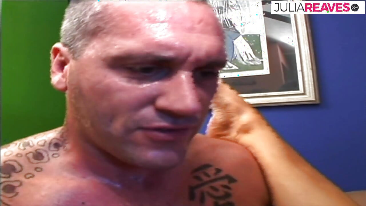 Loira avó salta buceta em um pau enorme para uma gozada