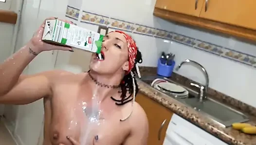 Моя большая задница, купанная молоком 3