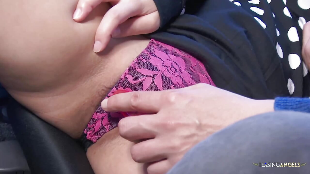 Ein asiatischer teenager benutzt gleichzeitig einen vibrator an ihren genitalien, während er oralsex führt