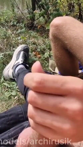Zadivljujući trenutak iz "Prolazni kreten na krstarenju dao je puno sperme iz svog velikog kurca. Vojni regrut"