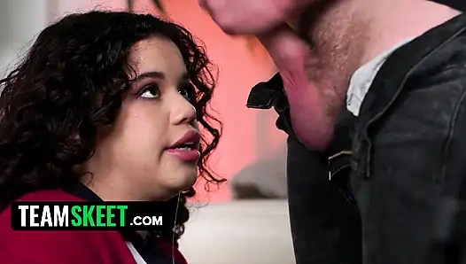 Broke college-mädchen archer ali schließt ihre bücher und öffnet ihre beine