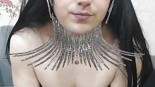 Sultry Metal Princess: Si cewek sange dengan tubuh aduhai ini lagi asik muasin memeknya sampai orgasme berantakan