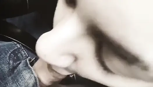 Yabancı genç kız arabada oral seks yapıyor