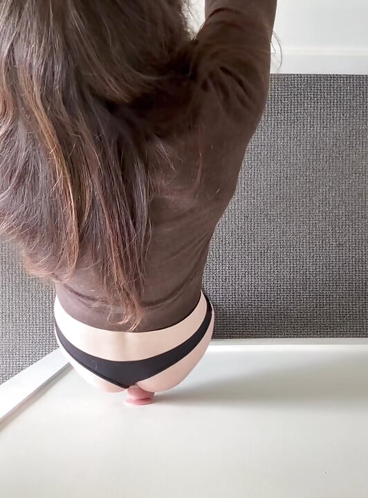 Travestit sexy futând un dildo fixat