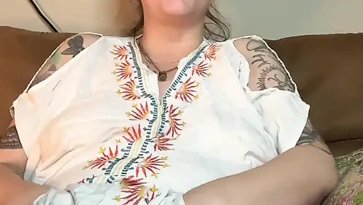 Курящая фетиш-милфа мастурбирует