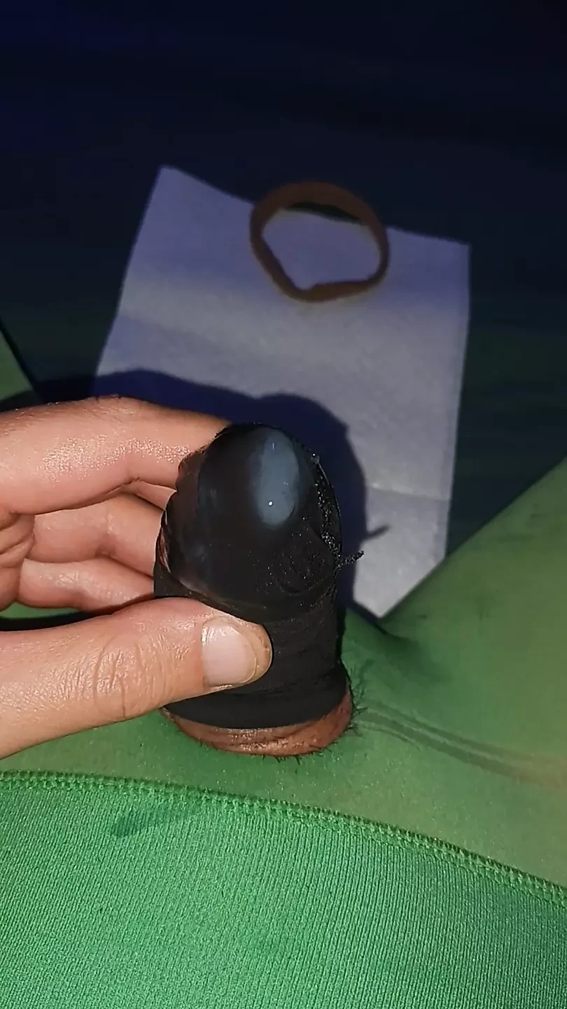Klaarkomen in een donkere grijze panty met spandex