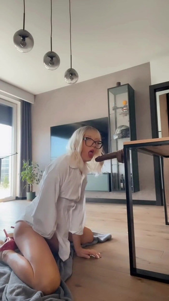 Must-share moment od "Snowbunny Slut děvka slintá na BBC hračku"