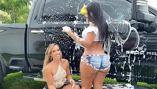 Rose Monroe kesinlikle sikişmek için en sevdiğim kızlardan biri neden olduğunu söylemem gerekiyor mu!? Yani şuna bak.