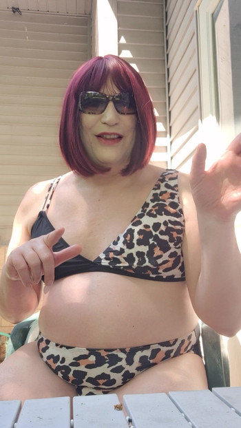 I vicini continuano a sentire me fare sesso in cortile con papà!