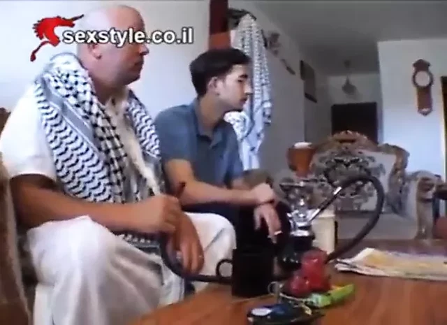 Арабку Isreal милфу (Palastine) трахнули за деньги (тройничок)