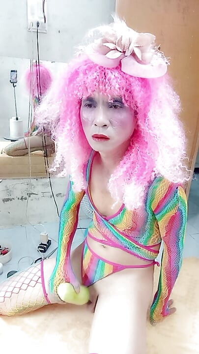 Transgender Le seksi kıyafetler giyiyor ve yapay göğüslerle seks kupaları oynuyor.