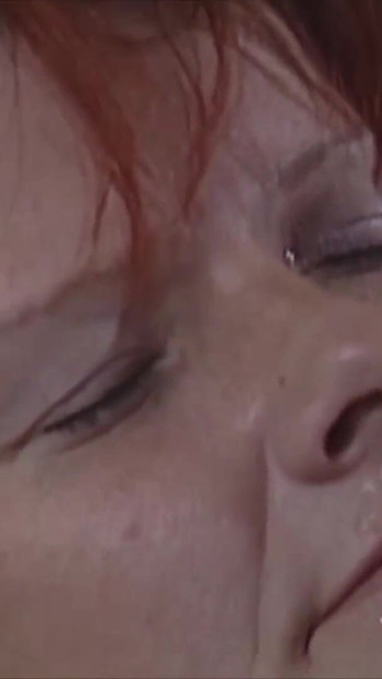 「HELGA 50+ VOM BAUERNHOF BEKOMMT CUMSHOT」の壮観な瞬間