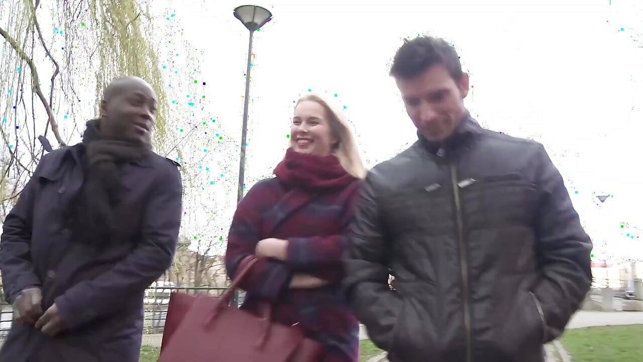 A szexi szőke leszop egy nagy fekete faszt, és a férje segítségével megdugja egy lógó fekete ménes