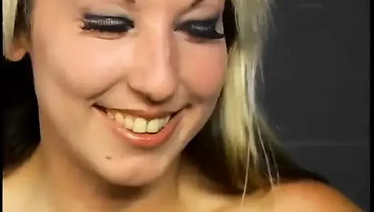 Rekaman di balik layar model profesional beraksi selama sekresi