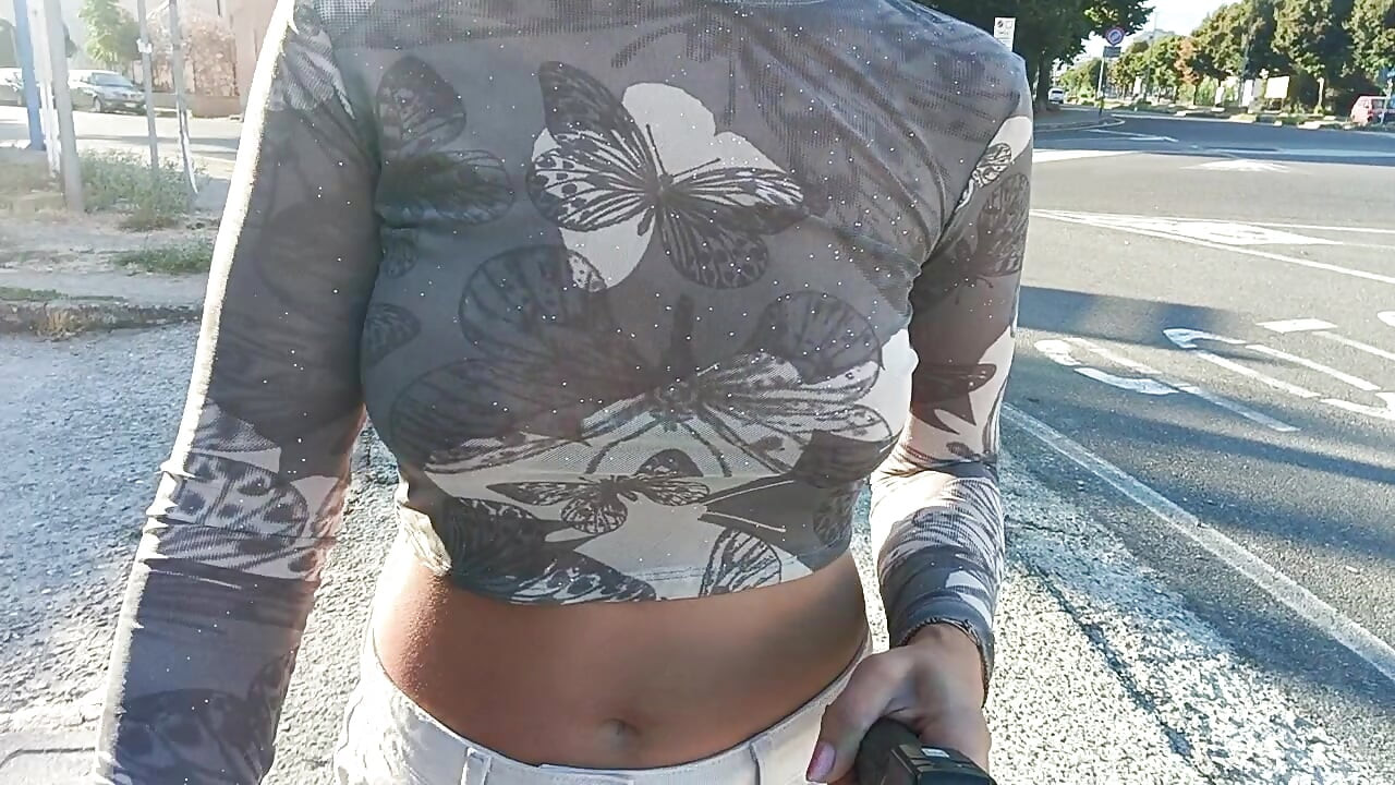 caminata sin sujetador, enseñando las tetas en público