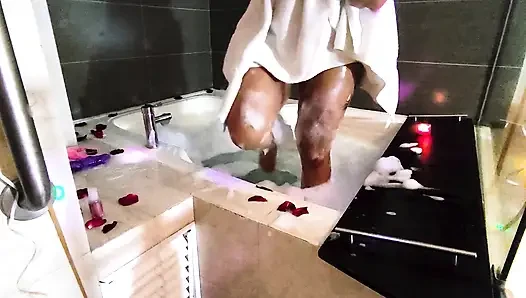Köpük ve gül yaprakları ile küvette romantik ve ıslak mastürbasyon.