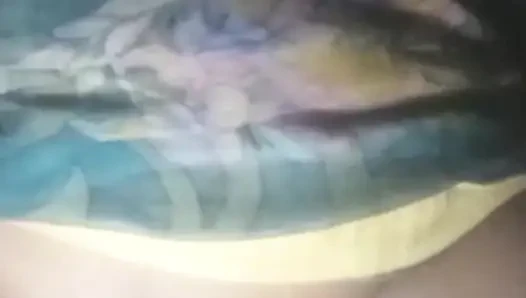 Adam üvey annesinin evinde sürahiden suyu tencereye döküyor