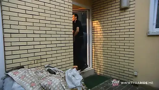 Rothaarige im schwarzen kleid und den strümpfen gibt blowjob und bekommt