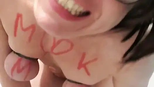 Julie bermain dengan baterai 9 volt di puting susu