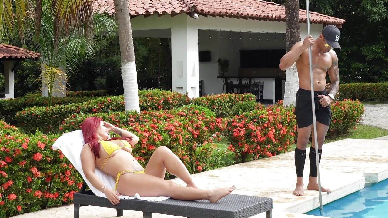 Spiervolle pisinero met enorme lul neukt me in het buitenzwembad