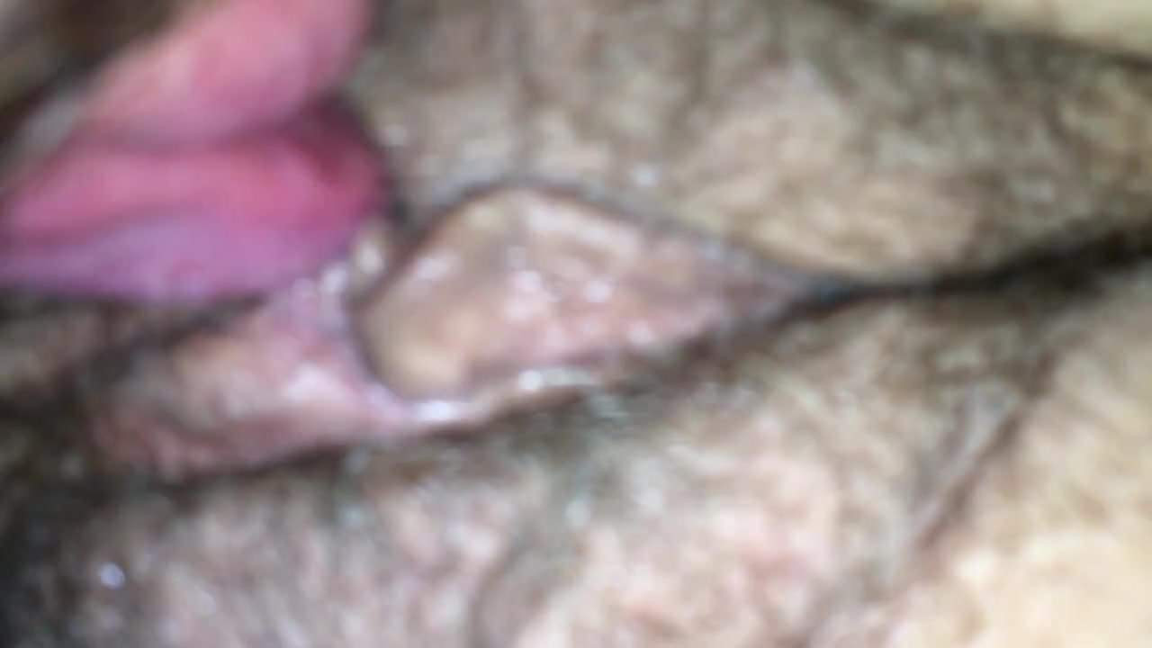 Une femme mariée se fait doigter et lécher sa chatte et son clito mouillés