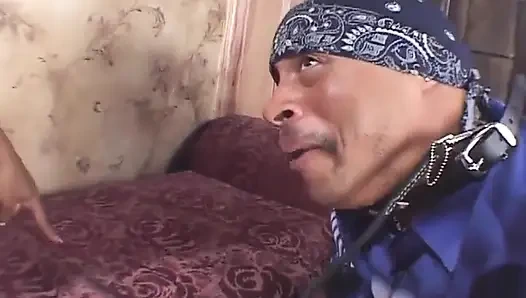 Извращенная чернокожая сучка поедает сперму после дикого траха с большим черным членом