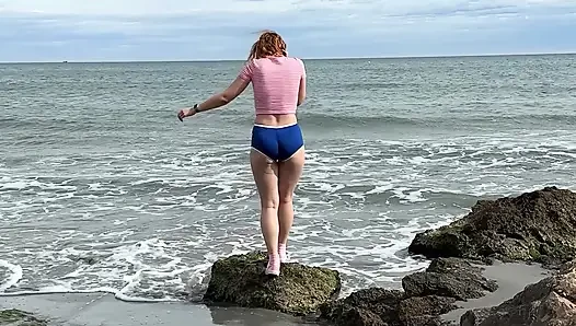 Karanlık kum playa'nın tadını çıkarıyor, kabukları topluyor
